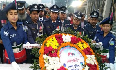 জামালপুরে বিজয় দিবসে পুলিশ সুপারের পুষ্পস্তবক অর্পণ