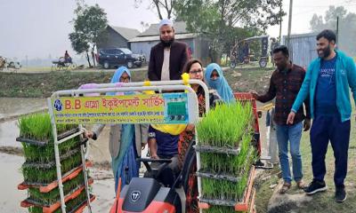 জামালপুরে ধানের চারা রোপনে রাইস ট্রান্সপ্লান্টারের উদ্বোধন