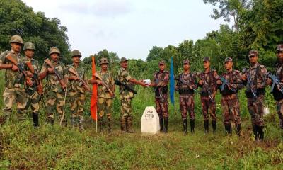 যামিনীপাড়া জোন-বিএসএফের মধ্যে শারদীয় শুভেচ্ছা বিনিময়