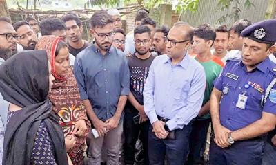 টাঙ্গাইলে পুলিশের গুলিতে নিহত মারুফের পরিবারের সাথে দেখা করলেন জেলা প্রশাসক ও পুলিশ সুপার