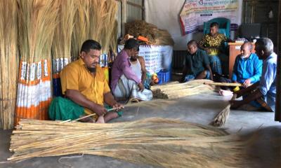 দৌলতদিয়ার প্রতিবন্ধীরা ভিক্ষা ছেড়ে ঝাড়ু বানাচ্ছেন, হচ্ছেন স্বাবলম্বী