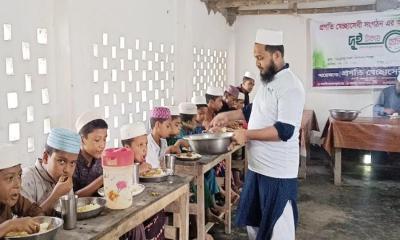 ঝিনাইদহে দুই টাকায় দুপুরের খাবার, এতিম শিশুদের মুখে তৃপ্তির হাঁসি