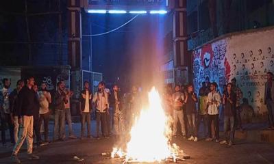 জবির প্রধান ফটকের সামনে আগুন জ্বালিয়ে ছাত্রদলের পদবঞ্চিতদের বিক্ষোভ