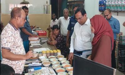 ঝালকাঠিতে বিশেষ টাস্কফোর্স টিমের অভিযান দুই ব্যবসায়ীকে জরিমানা