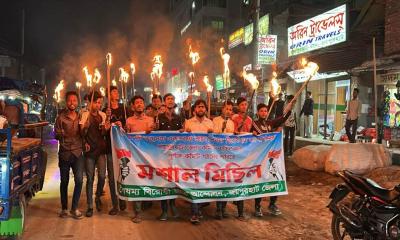 জয়পুরহাট জেলা কমিটি বাতিলের দাবিতে মশাল মিছিল