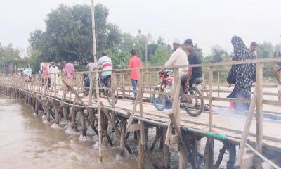 জয়পুরহাটে নির্মাণাধীন ব্রিজের বিকল্প কাঠের ঝুঁকিপূর্ণ সাঁকো