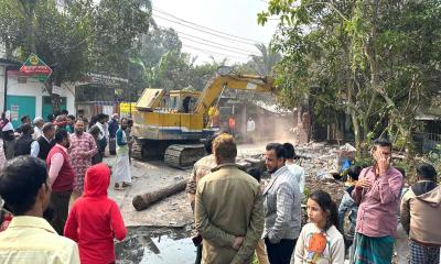 মাদারীপুরে পৌরসভার অবৈধভাবে খাল দখলে উদ্ধার অভিযান