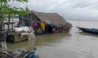 খুলনায় বাঁধ ভেঙে ২১ গ্রাম প্লাবিত