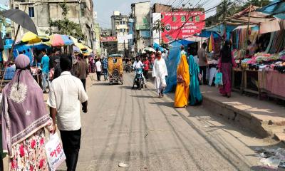 হকারদের দখলে কিশোরগঞ্জের গৌরাঙ্গ বাজার ব্রিজ