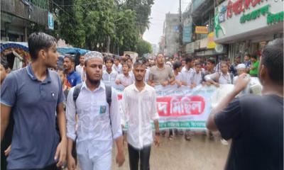 মহানবীকে নিয়ে কটুক্তির প্রতিবাদে কিশোরগঞ্জে শিক্ষার্থীদের প্রতিবাদ মিছিল