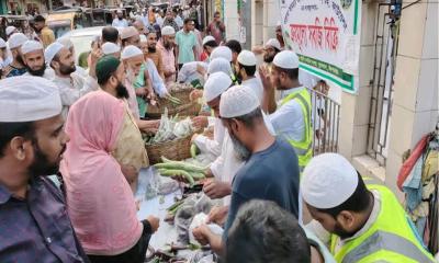 কিশোরগঞ্জে কেনা দামে বিক্রি হচ্ছে সবজি