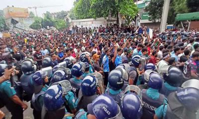 ব্যারিকেড ভেঙে শাহবাগে কোটাবিরোধীদের অবস্থান