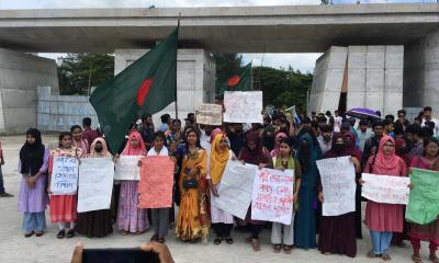 প্রধানমন্ত্রীর মন্তব্যের প্রতিবাদে বশেমুরবিপ্রবির শিক্ষার্থীদের বিক্ষোভ মিছিল