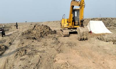 কটিয়াদীতে ভেকু ও ৭টি ড্রামট্রাক আটক: ৭০ হাজার টাকা জরিমানা