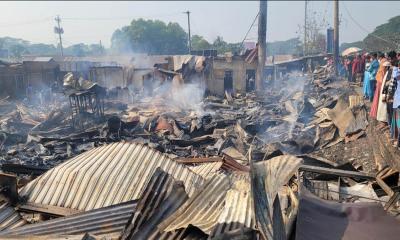 কুমিল্লায় মধ্যরাতে ভয়াবহ অগ্নিকাণ্ড: ৭৩টি ব্যবসা প্রতিষ্ঠান পুড়ে ছাই