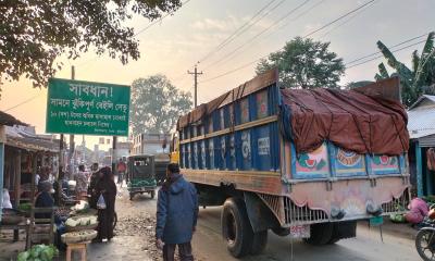 ভূরুঙ্গামারীতে ঝুঁকিপূর্ণ সেতু দিয়ে চলছে ভারী যানবাহন