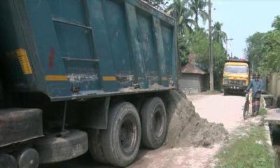 কুষ্টিয়ায় বালু উত্তোলন বন্ধের দাবিতে মানববন্ধন ও সড়ক অবরোধ