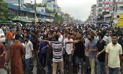 কুষ্টিয়ায় ৪ কিলোমিটার হেঁটে বিক্ষোভকারীদের মিছিল