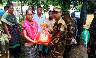 লংগদুতে বন্যার্তদের পাশে সেনাবাহিনী