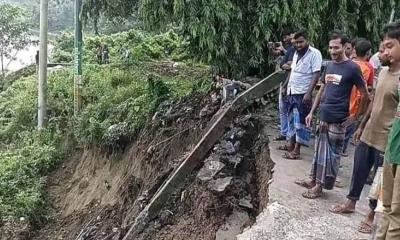 ভারী বর্ষণে মহাসড়কের রেলিং ভেঙে নবগঙ্গা নদীতে