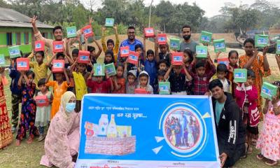 মঠবাড়িয়ায় জেলেপল্লির সুবিধাবঞ্চিত শিশুদের মাঝে সামগ্রী বিতরণ