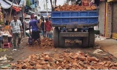 নিম্নমানের ইট দিয়ে সড়ক সংস্কার, ইউএনওর হস্তক্ষেপে অপসারণ