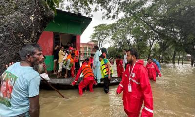 ময়মনসিংহের প্লাবিত এলাকা পরিদর্শনে বিভাগীয় কমিশনার