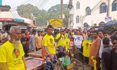 দক্ষিণ যুবদলের সদস্য সচিবের পক্ষ থেকে মহম্মদপুরে টি-শার্ট বিতরণ