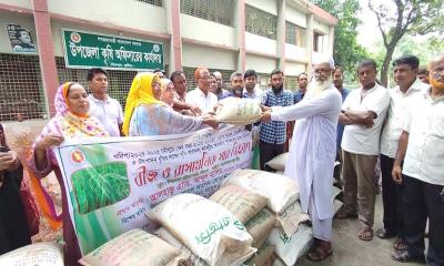 মিরপুরে কৃষকদের মাঝে বিনামূল্যে বীজ ও সার বিতরণ