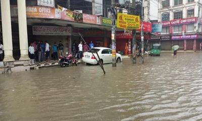 ভোর থেকে ঢাকায় ঝুম বৃষ্টি, ডুবেছে বহু সড়ক