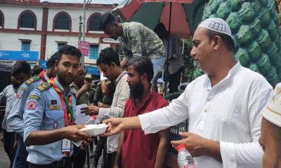 মধুপুরের ট্রাফিক ব্যবস্থা নিয়ন্ত্রণে স্বেচ্ছাসেবীদের মাঝে খাবার বিতরণ