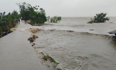 মনপুরায় বেড়িবাঁধ ধসে পানিবন্দি অর্ধ লক্ষাধিক মানুষ