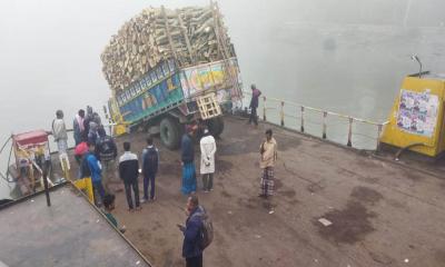 ফেরির পোস্ট ভেঙে ট্রাকের অর্ধেক নদীতে