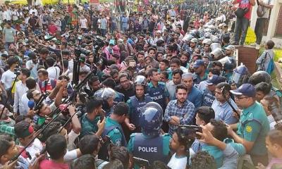 শিক্ষার্থীদের সঙ্গে কথা বলতে সচিবালয়ের সামনে উপদেষ্টা নাহিদ