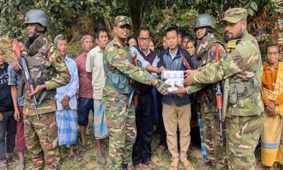 বড়দিন উপলক্ষ্যে সেনাবাহিনীর শুভেচ্ছা সামগ্রী প্রদান