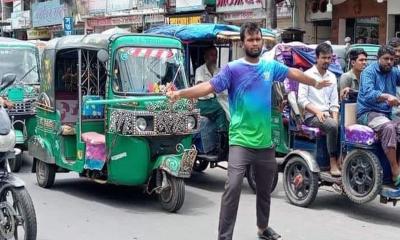 নোয়াখালী শহর পরিষ্কার ও ট্রাফিক পুলিশের কাজ করছেন শিক্ষার্থীরা