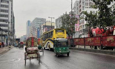 রাজধানীতে গুঁড়ি গুঁড়ি বৃষ্টি, ফিরল স্বস্তি