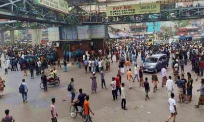 লাঠি হাতে নিয়ে অটোরিকশাচালকদের সড়ক অবরোধ