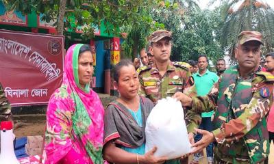 দীঘিনালায় বন্যার্তদের মাঝে সেনাবাহিনীর ত্রাণ সহায়তা