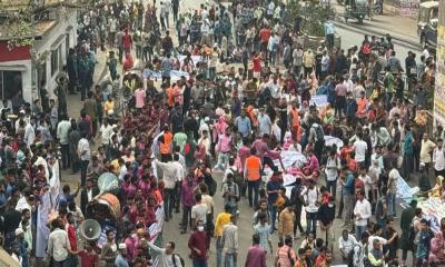 চাকরি স্থায়ীকরণের দাবিতে আউটসোর্সিং কর্মীদের সড়ক অবরোধ