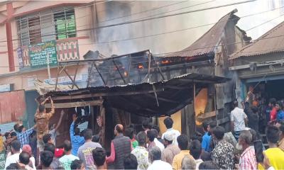 মির্জাগঞ্জে ভয়াবহ অগ্নিকাণ্ডে ফার্নিচার দোকান পুড়ে ভস্মীভূত