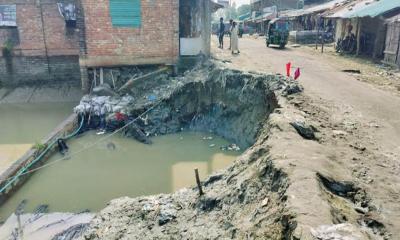 পেকুয়ায় পাউবোর স্লুইসগেট বিধ্বস্ত