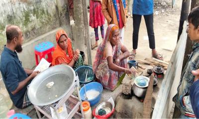 কিশোরগঞ্জে পিঠা বিক্রি করে চলে জুলেখার সংসার