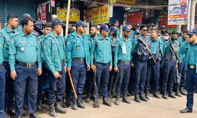 নীলক্ষেতে অতিরিক্ত পুলিশ মোতায়েন