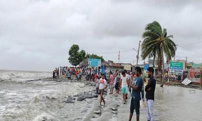 ঘূর্ণিঝড় দেখতে সাগরপাড়ে মানুষের ভিড়