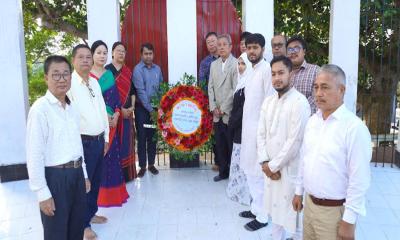 রাঙামাটি কেন্দ্রীয় শহীদ মিনারে পার্বত্য জেলা পরিষদের চেয়ারম্যানসহ সদস্যদের শ্রদ্ধা