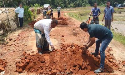 বাঘাইছড়িতে বন্যায় ক্ষতিগ্রস্ত সড়ক সেচ্ছশ্রমে সংস্কার করছে গ্রামবাসী