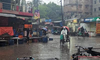 ঘূর্ণিঝড় রেমালের প্রভাবে রাজধানীতে বৃষ্টি