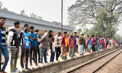 বুড়িমারী এক্সপ্রেস ট্রেনটি ‘কালীগঞ্জের কাকিনা স্টেশনে’ স্টপেজের দাবিতে বিক্ষোভ