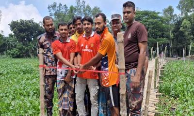 রৌমারীতে সাঁকো নির্মাণ করেছে বিজিবি-ছাত্রজনতা